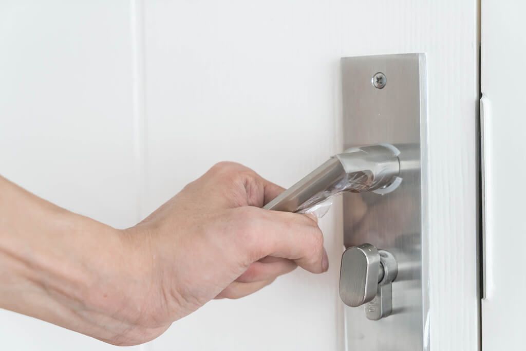 Cómo cambiar la cerradura de una puerta blindada